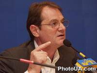 Пресс - конференция на тему: "Не дадим уничтожить православную веру на православной земле". На фото: лидер Политической партии "Держава" Геннадий Васильев