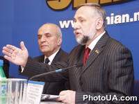 Пресс-конференция на тему: "Причины отставки губернатора Луганской области Олексея Данилова - политический заказ или криминал?" На фото: народные депутаты Украины Ю.Кармазин и В.Корж