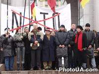 На Майдане Незалежности прошла мирная акция протеста против вступления Украины в НАТО. Организатор акции - ПСПУ