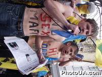 Возле Генеральной прокуратуры Украины в рамках акции "Нет sex-мафии!" был проведен акт "Голый протест"