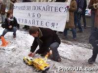 Акция, организованная партией "Братство" под зданием посольства Франции. В знак протеста против публикации карикатур Иисуса Христа во французской печати участники акции под зданием посольства сожгли игрушечные автомобили.