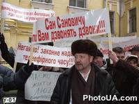 Митинг-пикет возле помещения ТРК "Киев" по поводу непредоставления предусмотренного законом телеэфирного времени кандидатам на пост Киевского городского главы