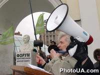 На Майдане Независимости состоялся аукцион по продаже памятника Алексанлра Омельченко, оргаизованный  избирательным блоком "Форум спасения Киева / Зеленая столица"