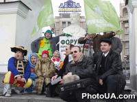 На Майдане Независимости состоялся аукцион по продаже памятника Алексанлра Омельченко, оргаизованный  избирательным блоком "Форум спасения Киева / Зеленая столица"