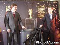 В рамках развернутого мирового тура в Киев впервые прибыл золотой Кубок FIFA. На фото: главный тренер сборной Украины по футболу О.Блохин и министр Украины по делам семьи, молодежи и спорта Ю.Павленко