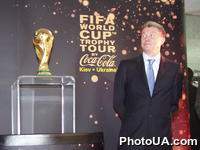 В рамках развернутого мирового тура в Киев впервые прибыл золотой Кубок FIFA. На фото: главный тренер сборной Украины по футболу О.Блохин