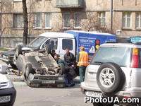 ДТП на улице П.Лумумбы в городе Киеве. На фото: перевернутый автомобиль