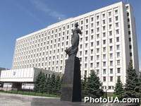 Здание Киевской областной государственной администрации и памятник и памятник Лесе Украинке