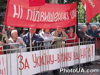 Сторонники Партии регионов пикетируют здание Верховной Рады Украины, выступая против НАТО