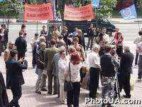 Возле Киевской городской государственной администрации состоялась акция общественного неповиновения "Святошинская площадь ╧1 - Елита-Центр - ╧2: Кто виноват?"