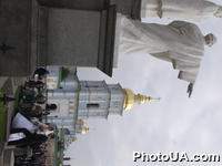 Молодожены фотографируются у памятника княгине Ольге, святому Апостолу Андрею первозванному, святым Кириллу и Мефодию (Михайловская площадь в Киеве)