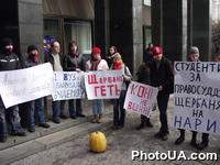 Акция сумских студентов и  "Студенческого братства " под лозунгами "STOP Щербаню! STOP реваншу! STOP отбеливанию экс-диктатора Сумщины!" возле УНИАН