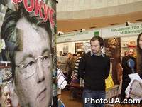 В Украинском доме состоялась Рождественская книжная ярмарка. На фото: Святослав Вакарчук, который поддержал благотворительную акцию "Подари ребенку книгу!" (собранные книги передаются в интернаты и детские дома)