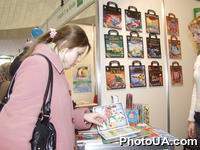 В Украинском доме состоялась Рождественская книжная ярмарка. Представленная на ней экспозиция напомнила всем украинцам, что лучший подарок - это книга, а сама ярмарка - веселый праздник с развлечениями
