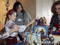 В Украинском доме состоялась Рождественская книжная ярмарка. Представленная на ней экспозиция напомнила всем украинцам, что лучший подарок - это книга, а сама ярмарка - веселый праздник с развлечениями