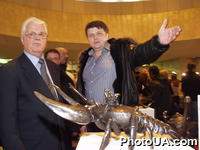В Украинском доме в рамках проэкта "Арт - Киев" проходит (1-11 марта) "Великий скульптурний салон - 2007), на котором представленны около 300 скульптур украинских мастеров. На фото: первый Президент Украины Л.Кравчук и Олег Пинчук