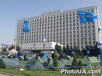 Cторонники правящей коалиции национального единства протестуют против возможного роспуска Верховной Рады Украины возле здания ЦВК