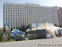 Cторонники правящей коалиции национального единства протестуют против возможного роспуска Верховной Рады Украины возле здания ЦВК