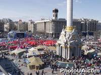 Cторонники правящей коалиции национального единства протестуют против возможного роспуска Верховной Рады Украины на Майдане Незалежности