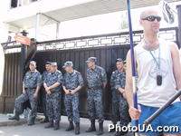 Бойцы подразделения "Беркут" и сторонники Партии регионов у ворот Генеральной прокуратуры  Украины