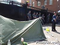 Бойцы подразделения "Беркут" и сторонники Партии регионов у ворот Генеральной прокуратуры  Украины