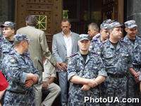 Бойцы подразделения "Беркут" у центрального входа в Генеральную прокуратуру Украины