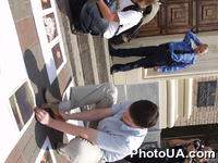 Акция "Растоптанное искусство" перед входом в Подольскую районную в Киеве государственную администрацию, которую провела Гражданская сеть "Опора". Участники высказали свой протест против выселения галерей Андреевского спуска на улицу