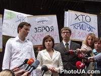 Пикетирование Генпрокуратуры Украины в связи с затягиванием расследования уголовного дела по факту избиения О.Калашниковым съемочной группы СТБ. На фото: журналисты Егор Соболев и Маргарита Ситник (СТБ)