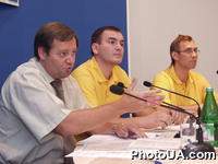 Пресс-конференция на тему: "В.Каськив подает иск против Каськива, или как окружной административный суд г.Киева рассматривает дело без привлечения ГП "ПОРА" субъекта избирательного процесса". На фото: Я.Годунок, А.Марченко и В.Колбанцев