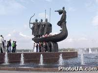 Памятник легендарным основателям Киева - братьям Кию, Щеку, Хориву и сестре их Лыбиди