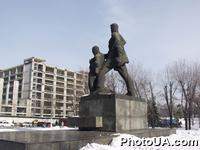 Памятник погибшим советским военнопленныму у железнодорожного вокзала в Дарнице