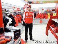 Открытие в Киеве первого в СНГ официального магазина одежды и аксессуаров Ferrari. На фото: пилот команды Formula 1 Scuderia Ferrari, Джанкарло Физикелла.