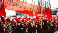 День независимости Польши-11 ноября был объявлен государственным праздником в 1937 году. Но независимая Польша существовала лишь до сентября 1939 года, когда попала под власть разделивших ее между собой фашистской Германии и Советского Союза. После окончания Второй мировой войны, в 1945 году Польша стала членом социалистического лагеря, и в этот период День независимости официально не отмечался. Так продолжалось до 1989 года, когда в Польше прошли первые демократические выборы. 