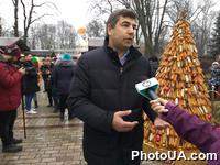 БКК" в Киеве устанавливает новый вкусный рекорд - наибольшая в Украине новогодняя ёлка из эклеров