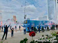 Когда игроки прибыли на автобусе к НСК "Олимпийский", фанаты образовали коридор и жгли файеры на улице Физкультуры, поддержав боевой дух футболистов. 