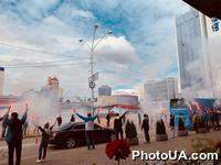 Когда игроки прибыли на автобусе к НСК "Олимпийский", фанаты образовали коридор и жгли файеры на улице Физкультуры, поддержав боевой дух футболистов. И для "Динамо", и для "Шахтера" это первый официальный матч после коронавирусного карантина. 
